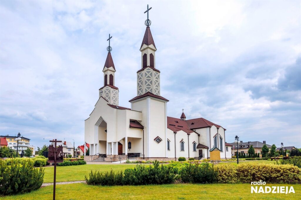 Kościół parafialny — widok od placu